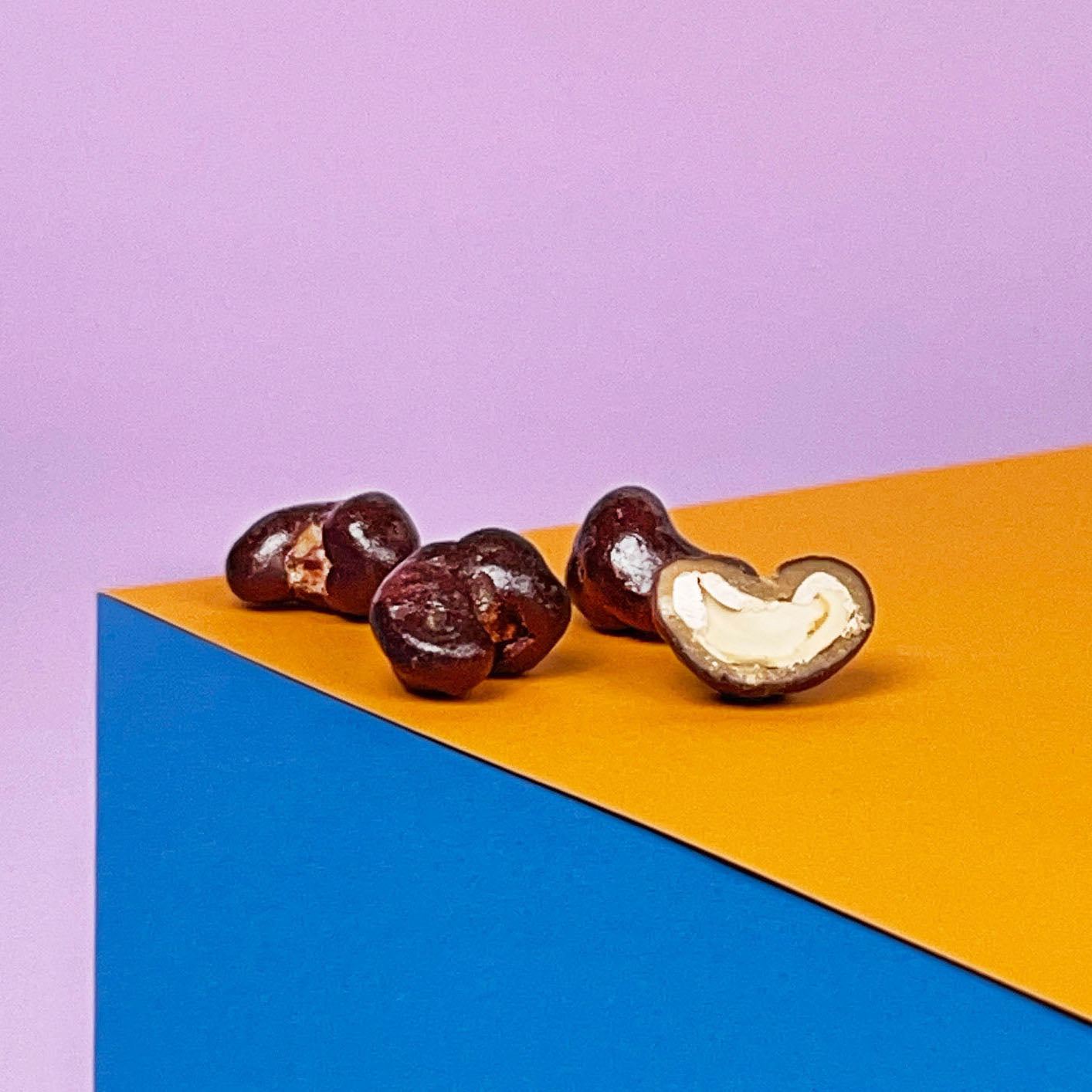 Cashewnüsse sind herrlich cremig und umhüllt von Schokolade mit Karamell und Keks.