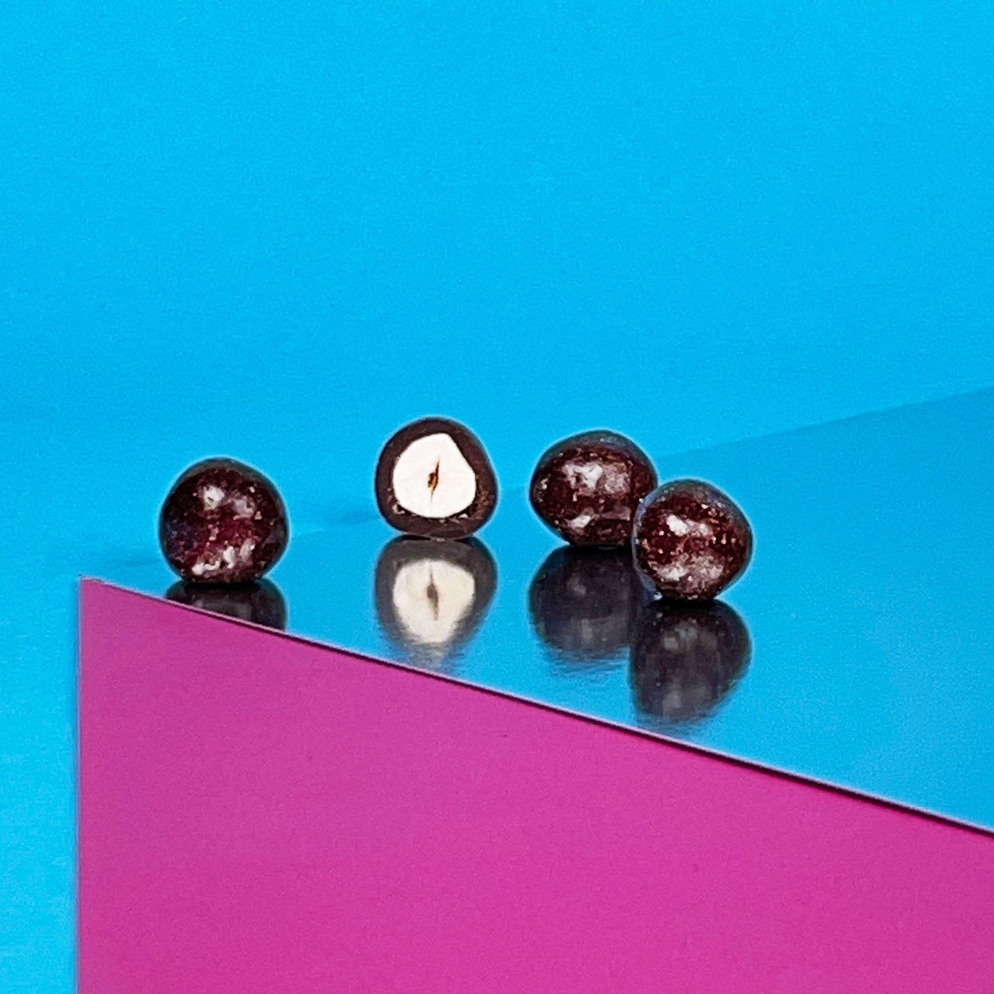 Karamellisierte Haselnüsse kann man online kaufen beim Chocolatier. feinste Schokoalde umhüllt die leckeren Nüsse.