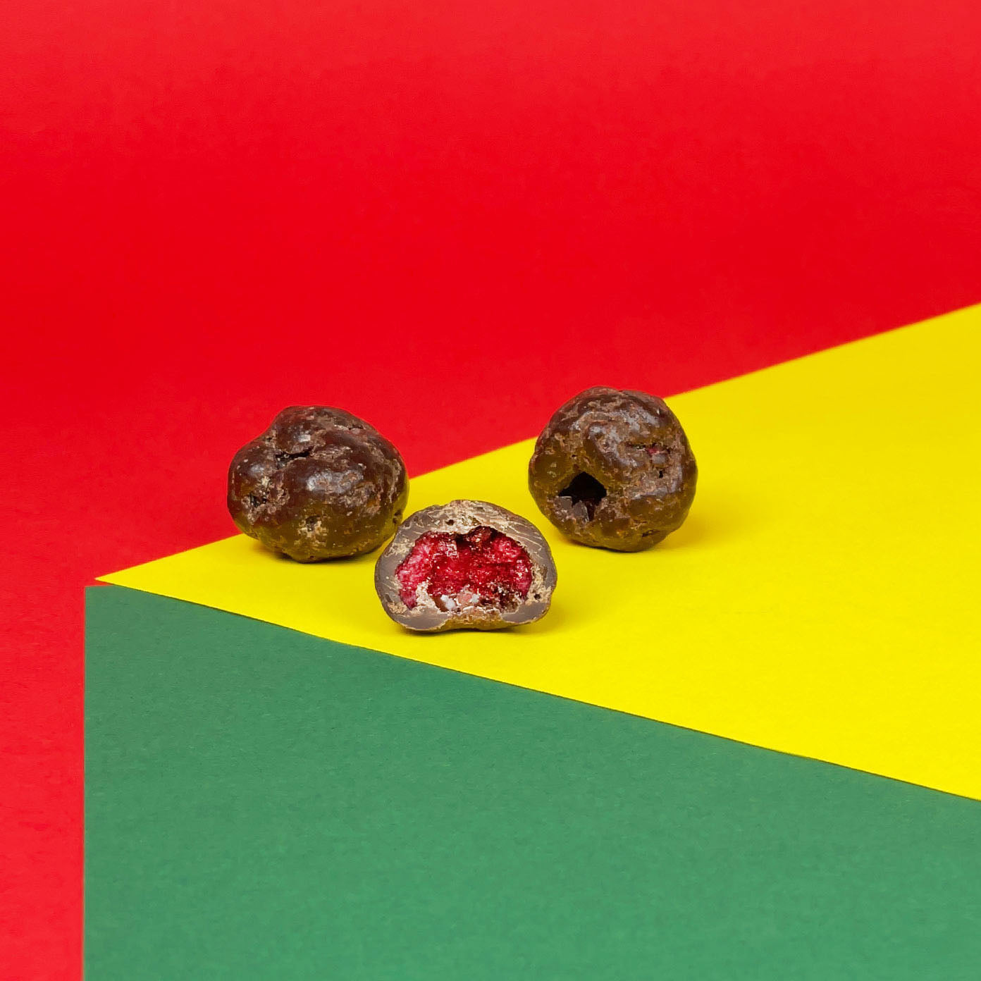 Gefriergetrocknete Sauerkirschen mit Zartbitterschokolade und etwas Chili.