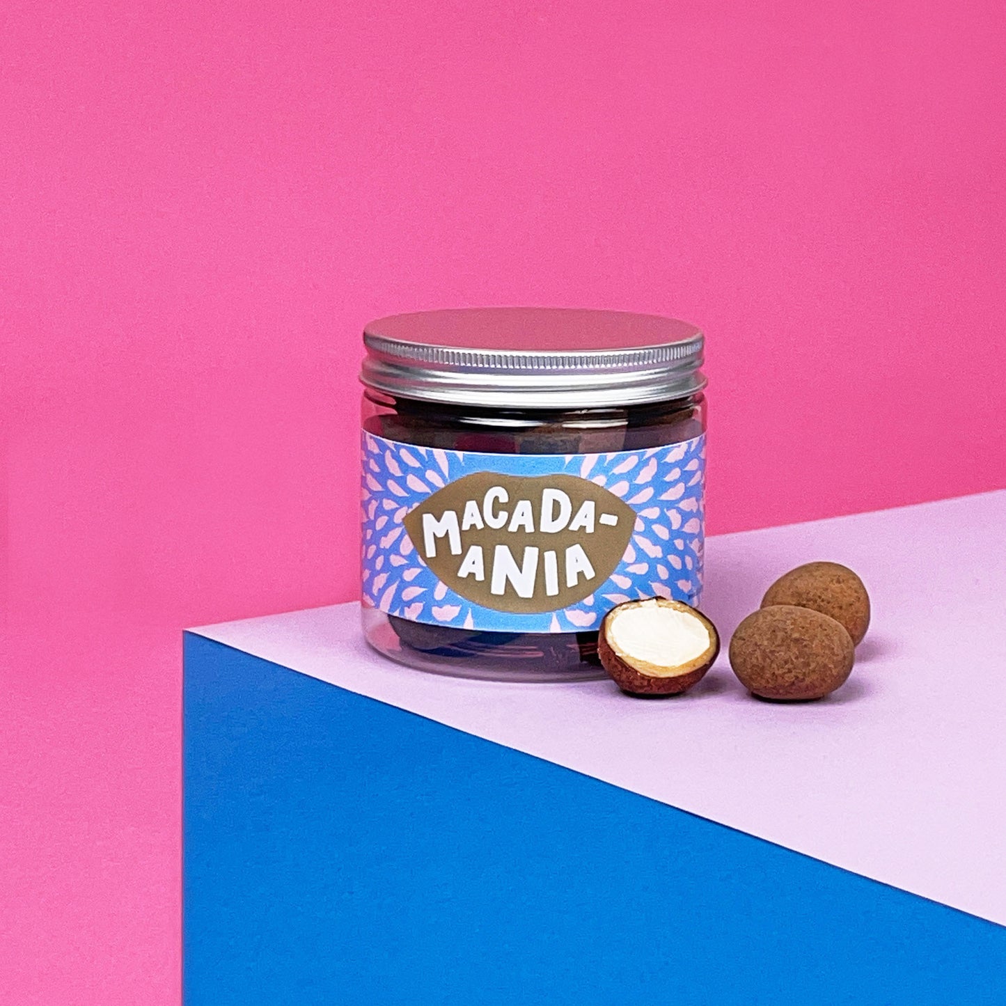 Edle Macadamia Nüsse in einer schönen Geschenkdose. Zartbitterschokolade und Karamellschokolade unhüllen die edlen Macadamia Kerne.