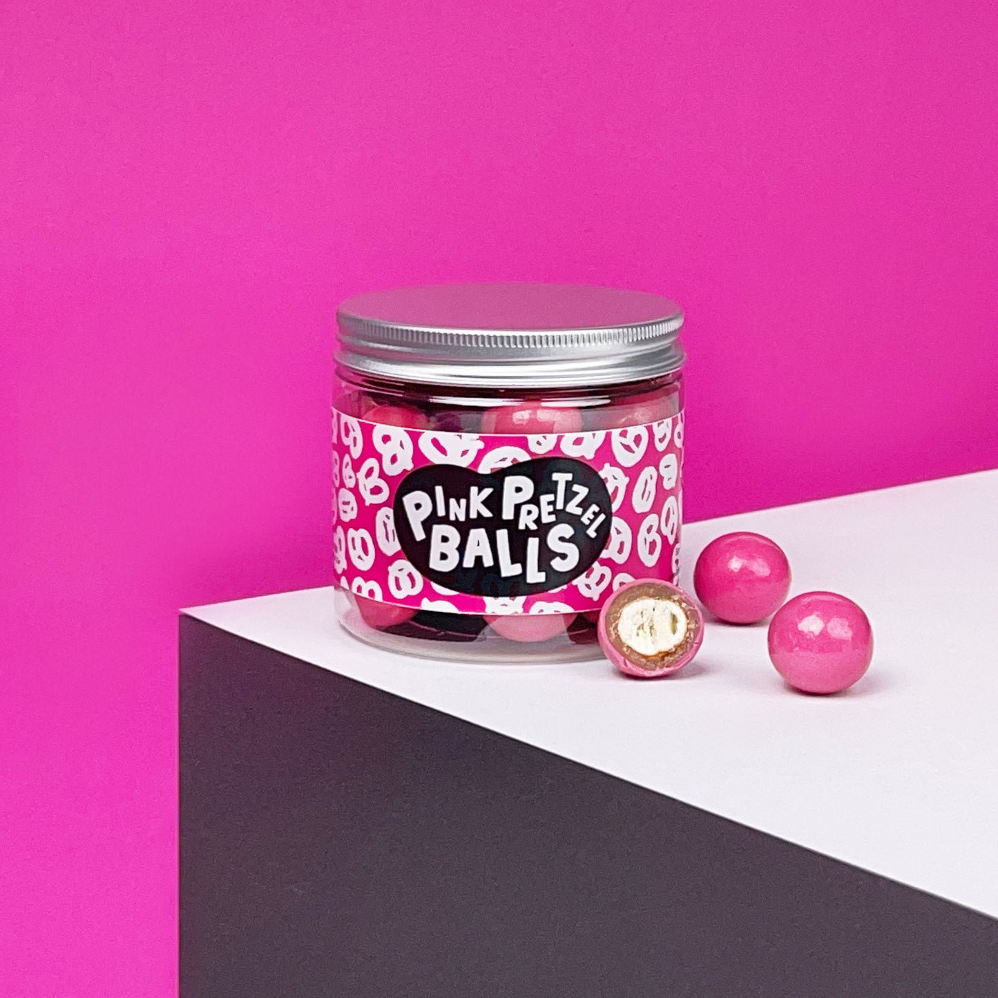Geschenkdose mit pinken Schokoladenkugeln. Salzbrezel und Vollmilchschokolade handwerklich hergestellt vom Chocolatier.