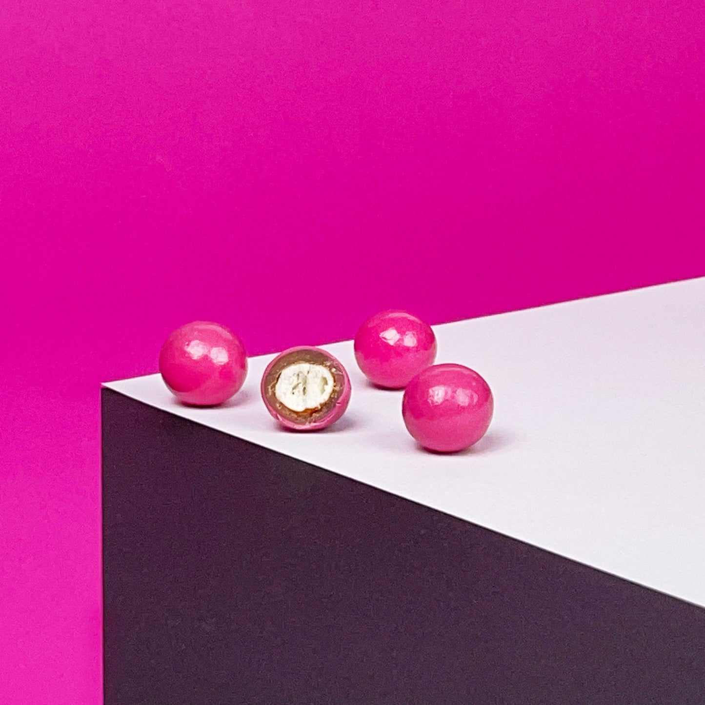Pinke Schokoladenkugeln mit Vollmilchschokolade und Salz. Aus unserer Manufaktur in Köln.