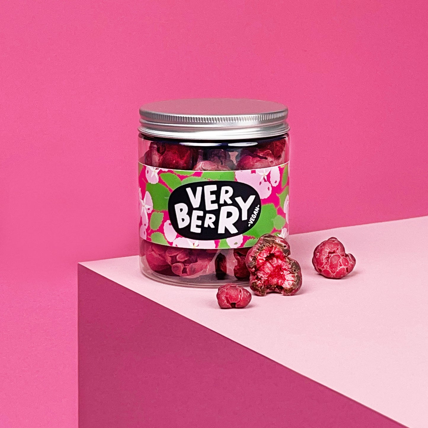 Himbeeren mit Zartbitterschokolade und Himbeerschokolade. Diese Köstlichkeit ist vegan. Schönes rosa Schokoaldengeschenk.