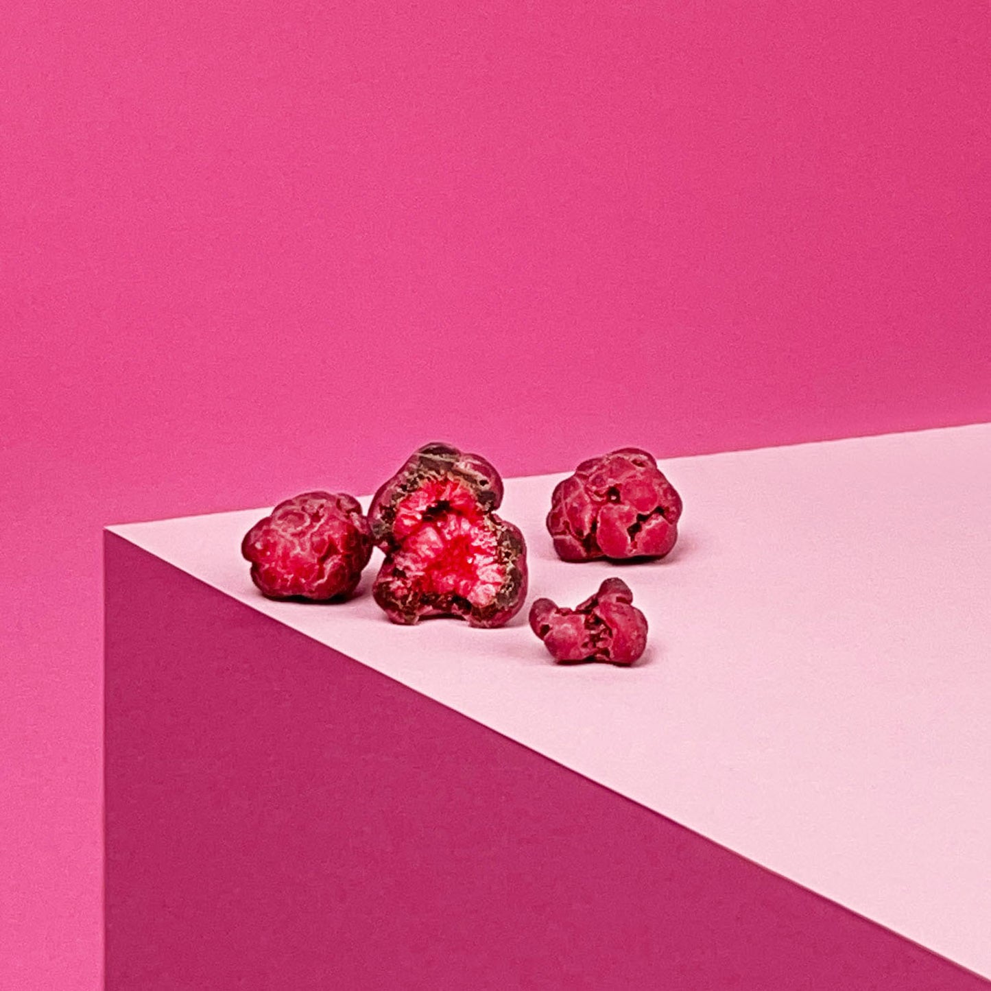Schokoladengeschenk der extraklasse. Grfriergetrocknete Himbeeren mit Schokolade vom Chocolatier aus Köln.