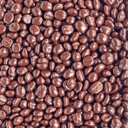 Glänzende schokolierte Kaffeebohnen mit Zartbitterschokolade.