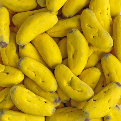Lustige Bananen liegen zusammen. So schön gelb und darunter eine Schicht von zarter Vollmilchschokolade.
